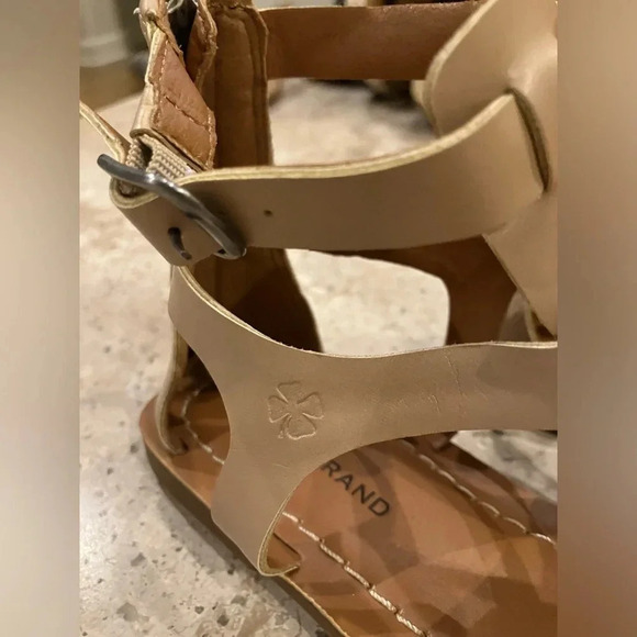 NWOB Lucky Brand Barra Gladiator Flat Sandal Dusty Sand Faux Leather Size 6.5 - Picture 2 of 8
